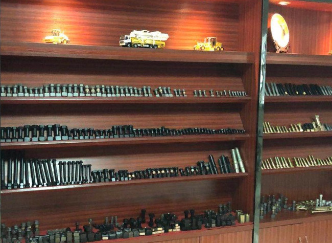 推土機(jī)履帶板螺栓和螺母 推土機(jī)履帶板螺栓和螺母