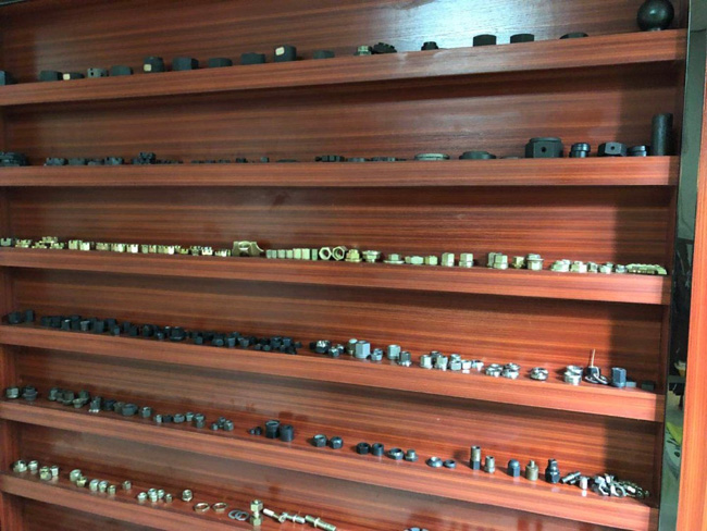 推土機(jī)履帶板螺栓和螺母 推土機(jī)履帶板螺栓和螺母